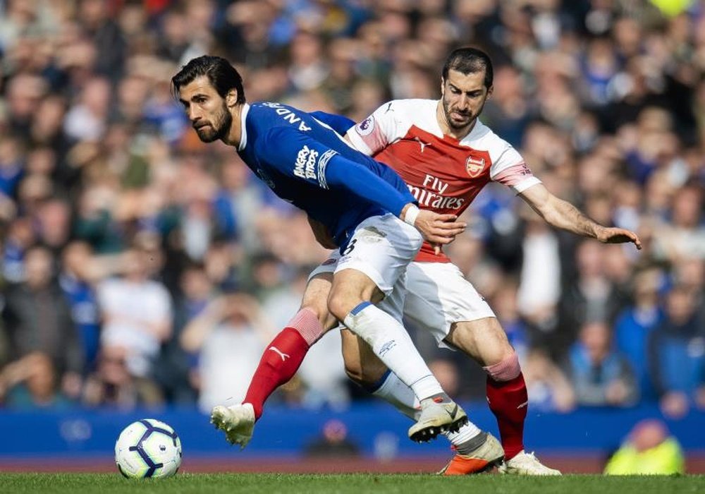 Andre Gomes (L) could be back later this month. EFE