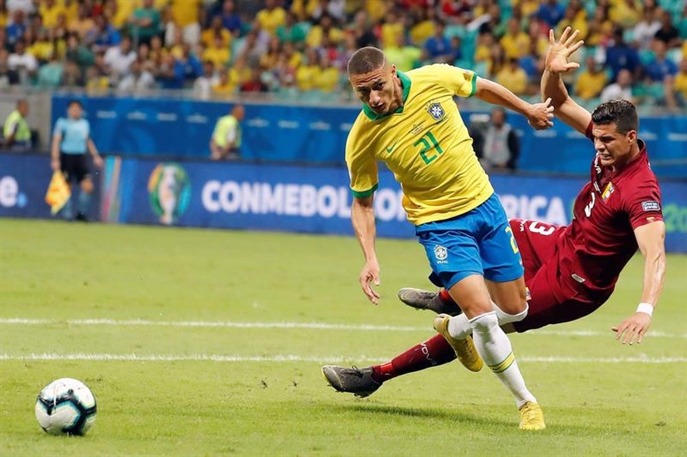 Jogando mal, Brasil consegue passar pela Venezuela com gol único. EFE