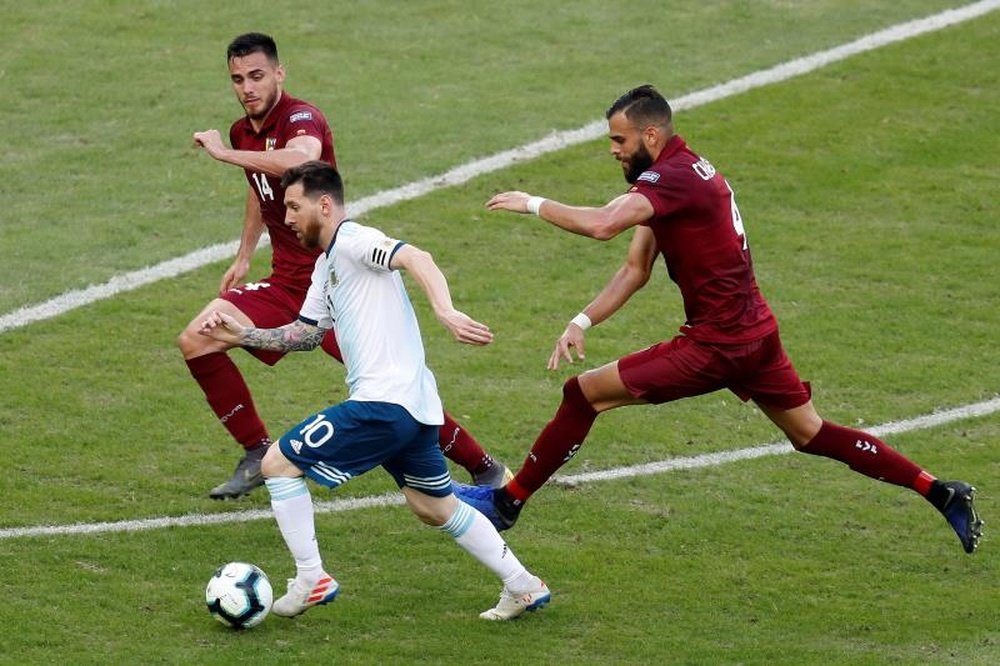 Messi se quejó amargamente del estado de los terrenos de juego en la Copa. EFE