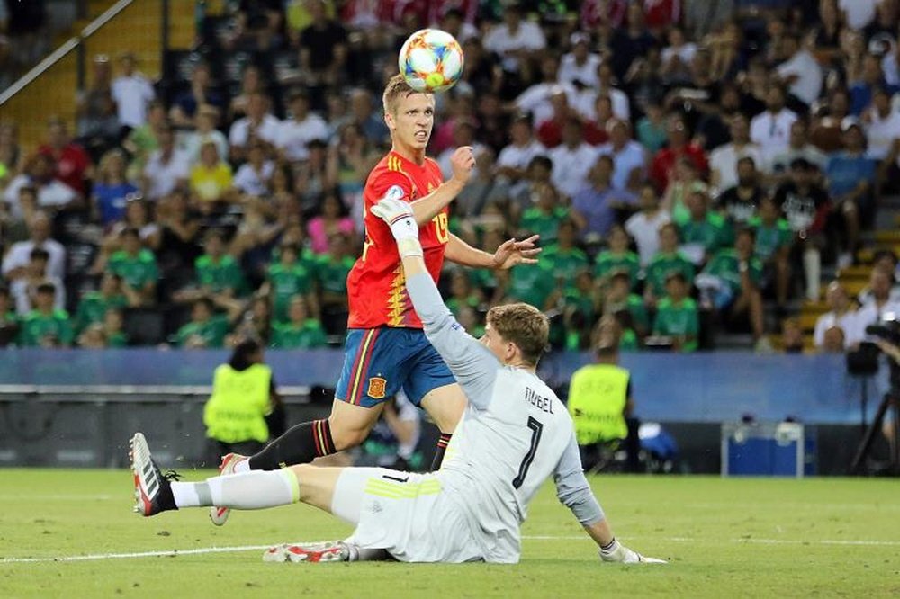 Dani Olmo derriba la puerta. EFE