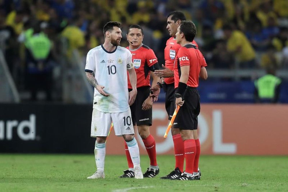Roddy Zambrano (2R) apparently ignored the VAR in Argentina's loss to Brazil. EFE