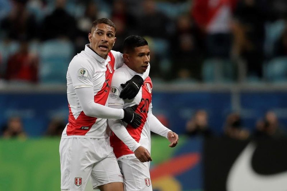 Guerrero and Flores (R) both helped Peru get into the Copa America Final. EFE