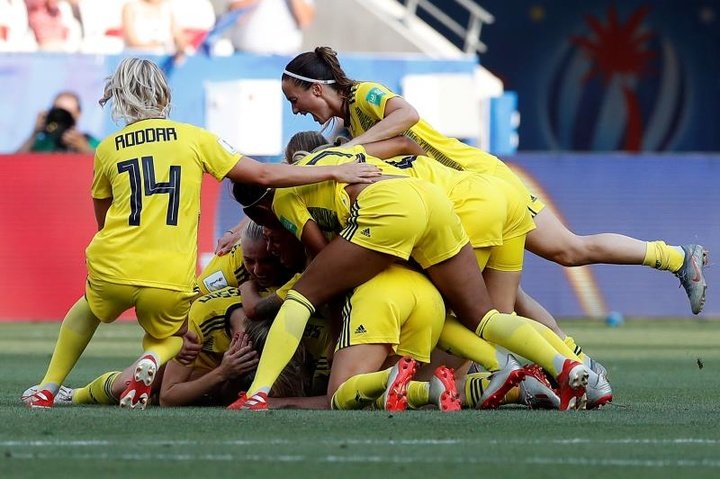 Clubes da Suécia abrem mão de salários para ajudar equipes femininas
