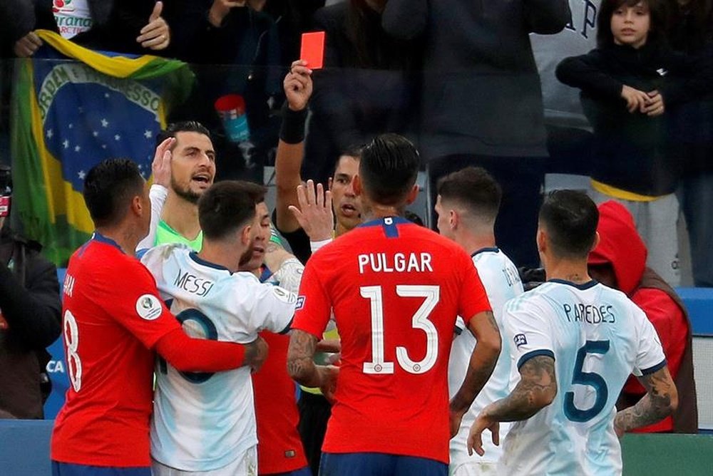 Le rapport de l'arbitre révèle le motif de l'expulsion de Messi. EFE