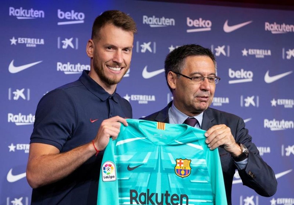 Neto (L) says he is determined to win the Champions League with Barcelona. EFE