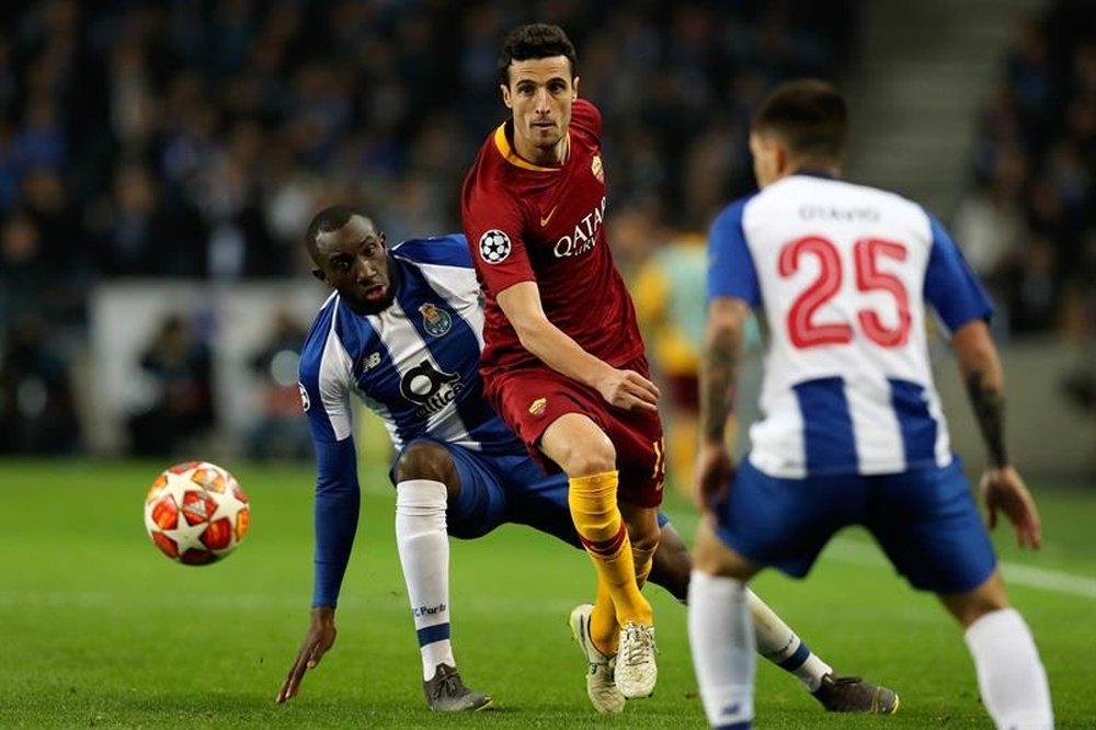 Moussa Marega (d) de Porto dispute un ballon avec Ivan Marcano (c) de la Roma. EFE/Archive