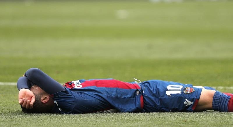 Bardhi cayó lesionado al final del duelo ante Rumanía. EFE/Archivo