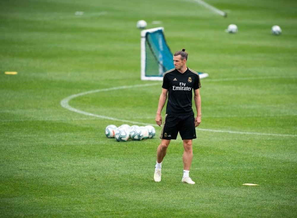 Y en mitad de la vorágine, Bale entrenó con normalidad. EFE/Johany Jutras/Archivo