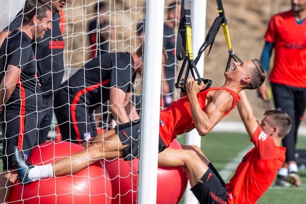 El paso adelante de Vitolo y Llorente. EFE/Rodrigo Jiménez