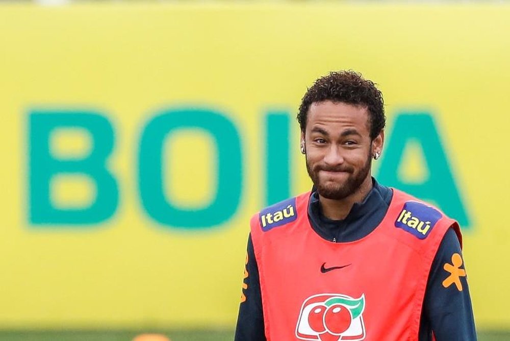 Neymar podría jugar con Brasil... ¡antes que con el PSG! EFE/ Antonio Lacerda/Archivo