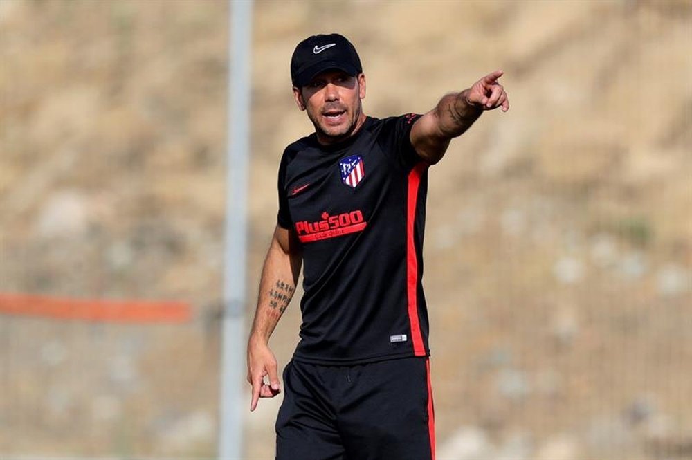 Simeone focused his attention on two contenders for left-back. EFE