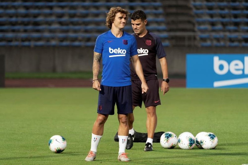 Griezmann starts training with his favourite piece: the head of the lion. EFE