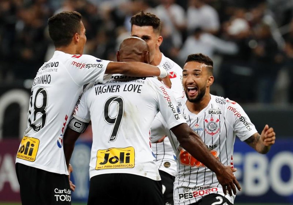 Corinthians se pone al día con alegría. EFE/Paulo Whitaker