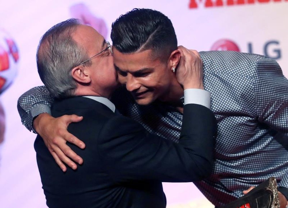 El abrazo entre Cristiano y Florentino, la escena más esperada de la gala. EFE