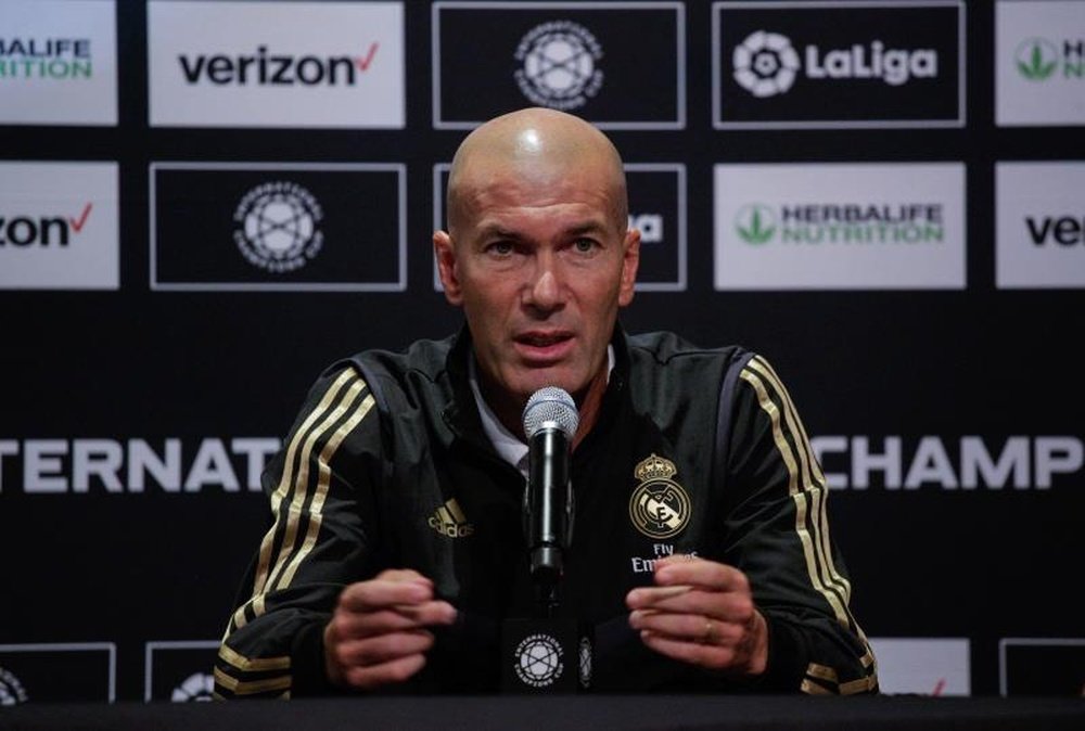 Zidane medita sobre el once que sacará en Liga. EFE/Kena Betancu