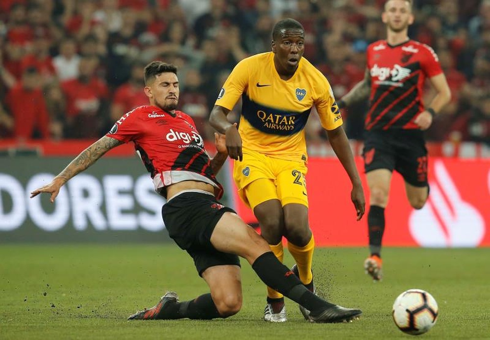 Boca podría ceder a Hurtado. EFE