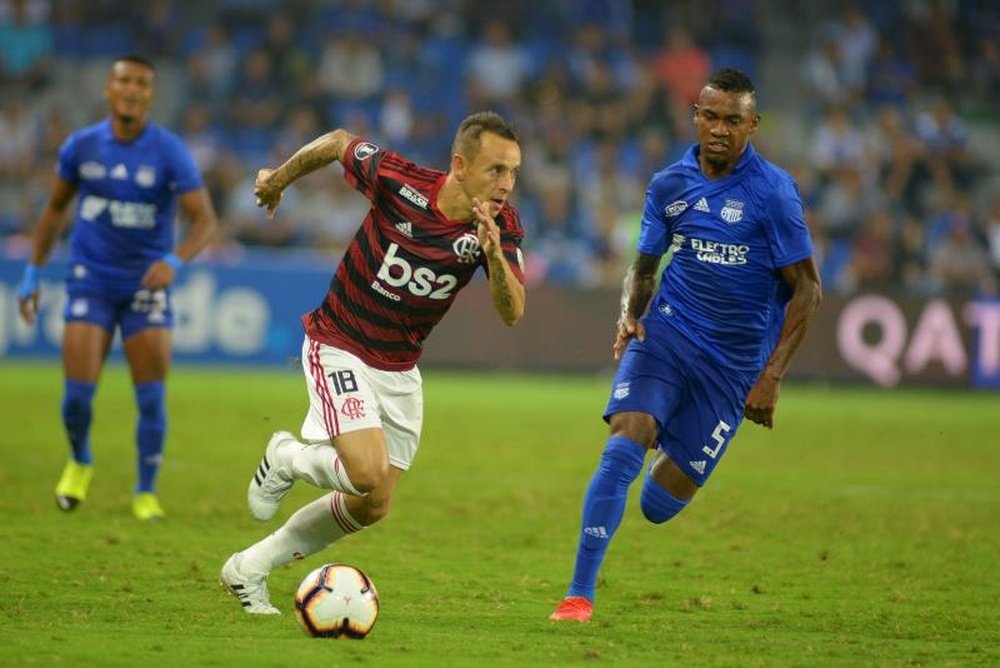 Flamengo deve finalizar a negociação com Rafinha nesta semana. EFE/ Marcos Pin/Arquivo