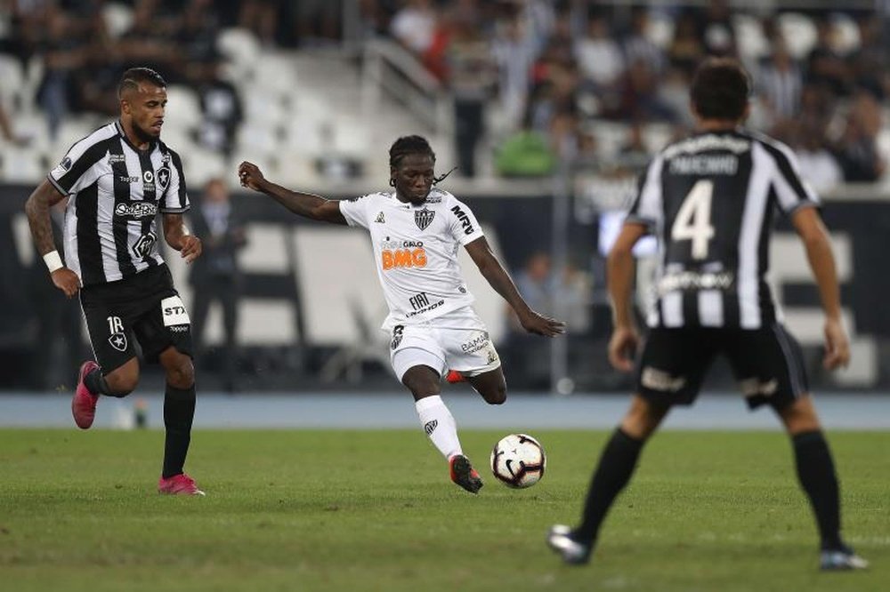 Atlético-MG pressiona mais e quase empata jogo. EFE/Marcelo Sayão