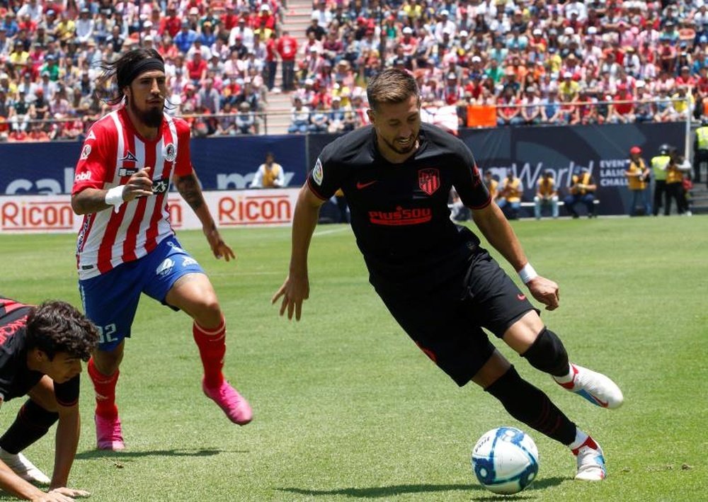 Héctor Herrera (d) apenas está contando por ahora para Simeone en el Atleti. EFE/Archivo