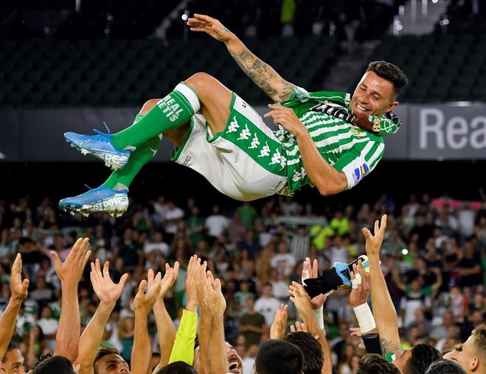 El exjugador del Real Betis y actualmente de la UD Las Palmas, Rubén Castro, es manteado por sus compañeros tras el partido homenaje entre ambos equipos disputado esta noche en el estadio Benito Villamarín, en Sevilla. EFE/Raúl Caro