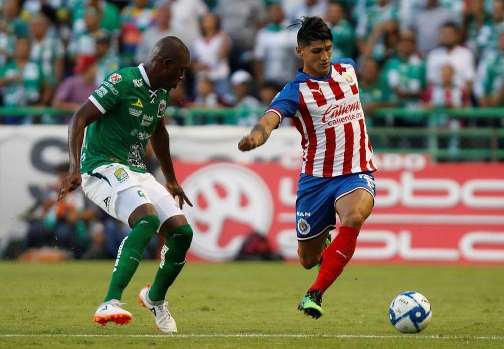 El mexicano puede superar una marca histórica con Chivas. EFE