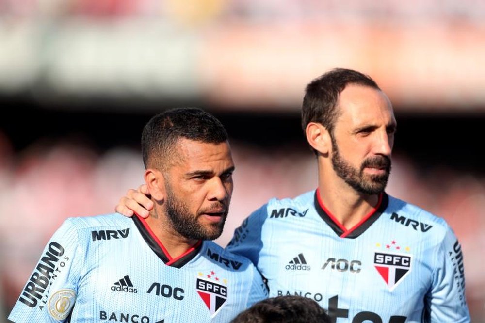 Estrela de Daniel Alves brilha e garante a vitória do São Paulo. EFE
