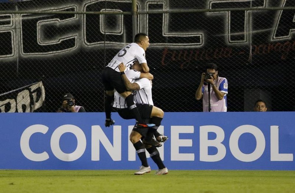 Libertad saca el mazo y se lleva la Copa. EFE/Andrés Cristaldo/Archivo