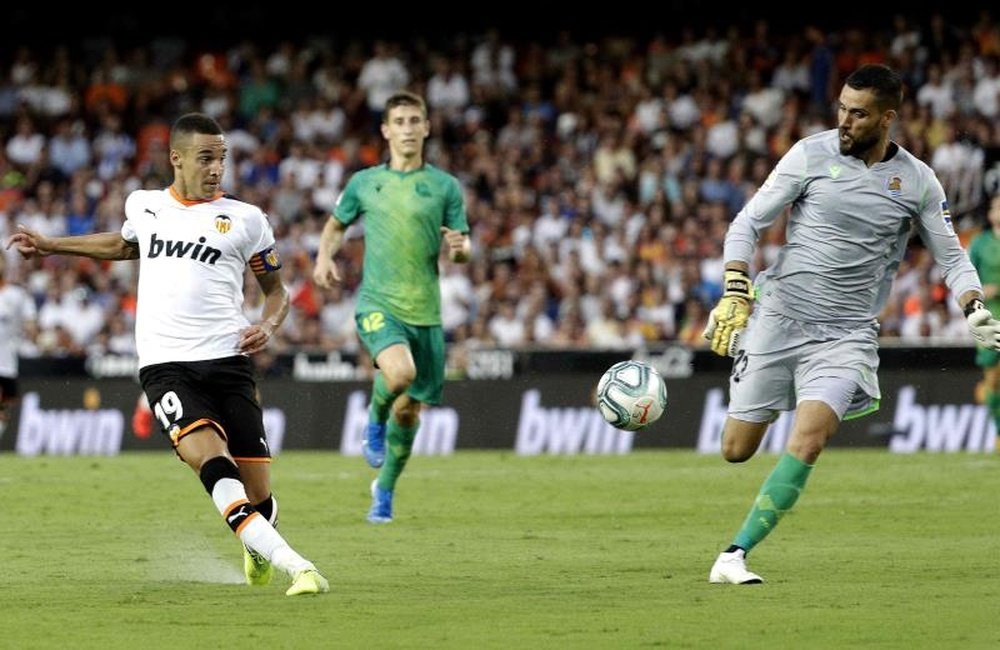Rodrigo salió ovacionado por la afición de Mestalla. EFE/Manuel Bruque