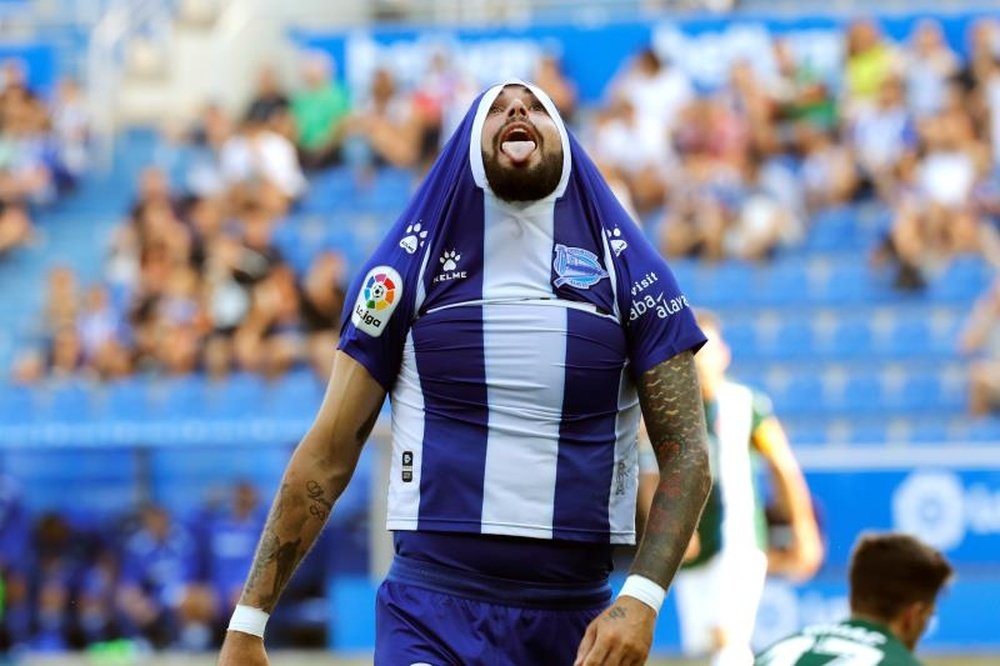 Aleix Vidal cree que no debió regresar al Sevilla. EFE/Adrián Ruiz