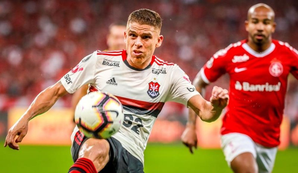 Flamengo libera Cuéllar para negociar com time árabe. EFE/Silvio Ávila