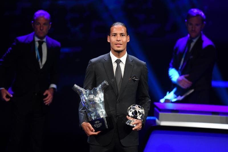Van Dijk se impuso a Cristiano y a Messi por el galardón. EFE