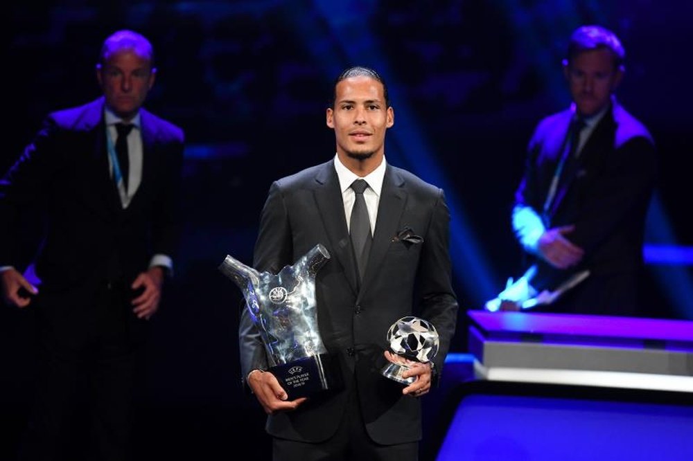 Van Dijk se impuso a Cristiano y a Messi por el galardón. EFE