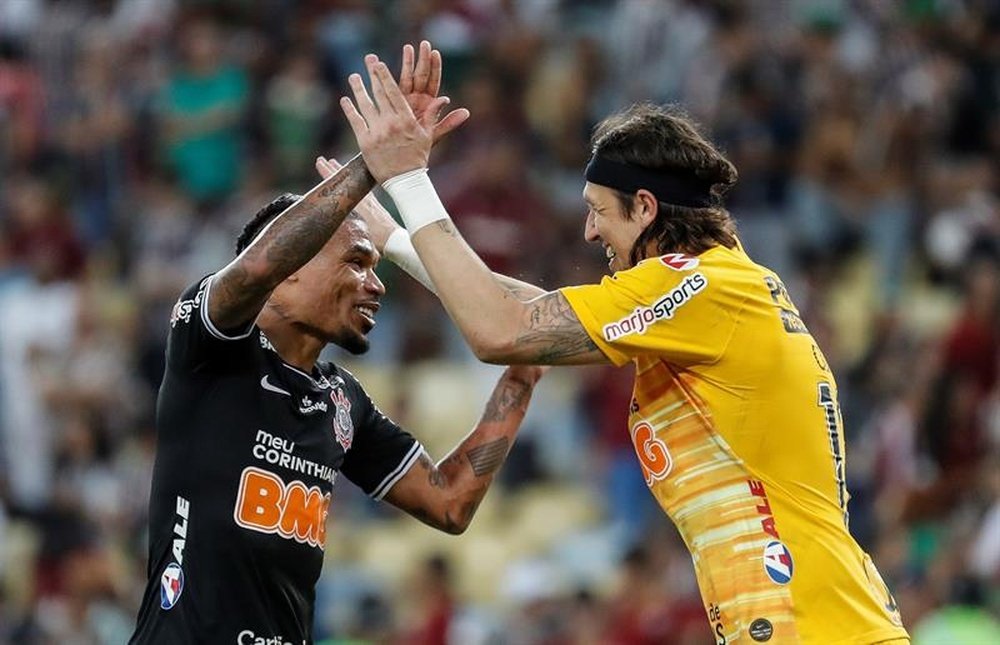 Júnior Urso (i) y Cassio, del Corinthians, fueron registrados este jueves tras obtener un cupo a las Seminales del Copa Sudamericana, luego de empatar a domicilio 1-1 con el también brasileño Fluminense, al final del partido de vuelta de esta llave de los cuartos de final del certamen, en el estadio Maracaná de Río de Janeiro (Brasil). EFE/Antonio Lacerda