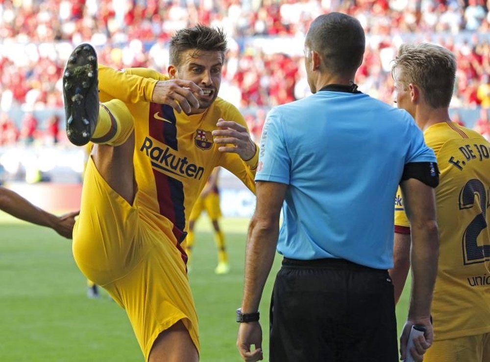Pique kicked the dressing room door after his side's draw at Osasuna. EFE