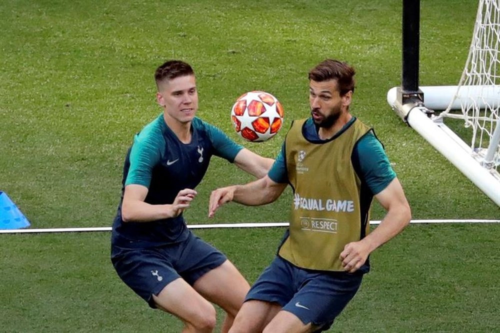 Foyth (i) está en la rampa de salida. EFE