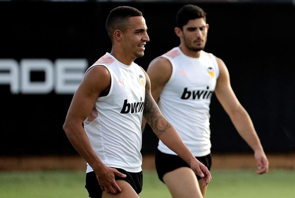 Rodrigo completó parte del entrenamiento del Valencia. EFE/Manuel Bruque