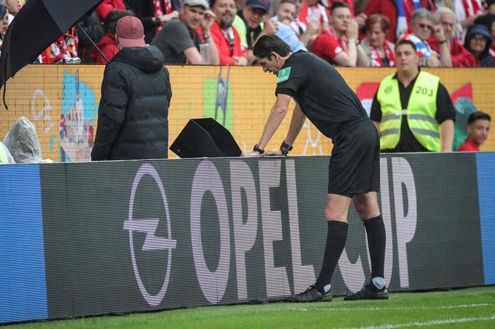 El CEO del Borussia criticó a Aytekin. EFE