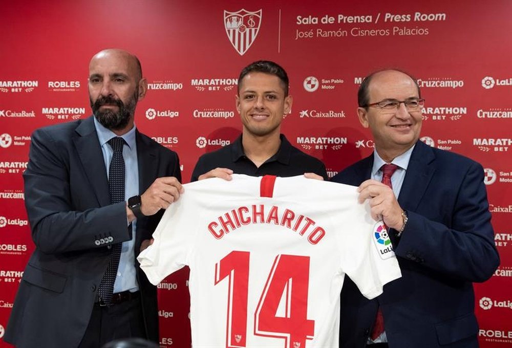 Chicharito fue presentado con el Sevilla. EFE