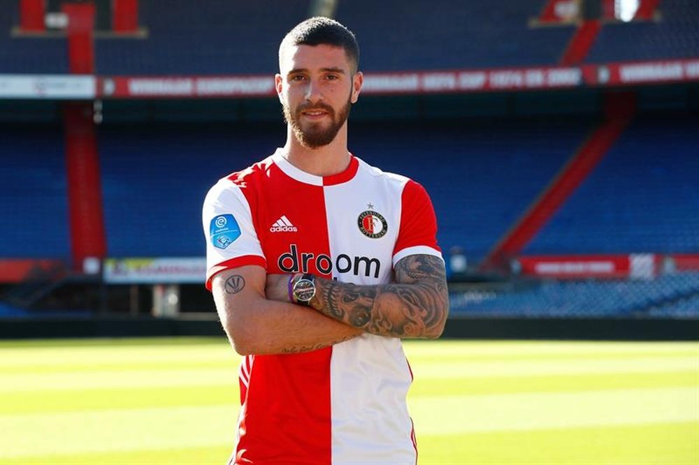 Senesi firma con el Feyenoord. EFE