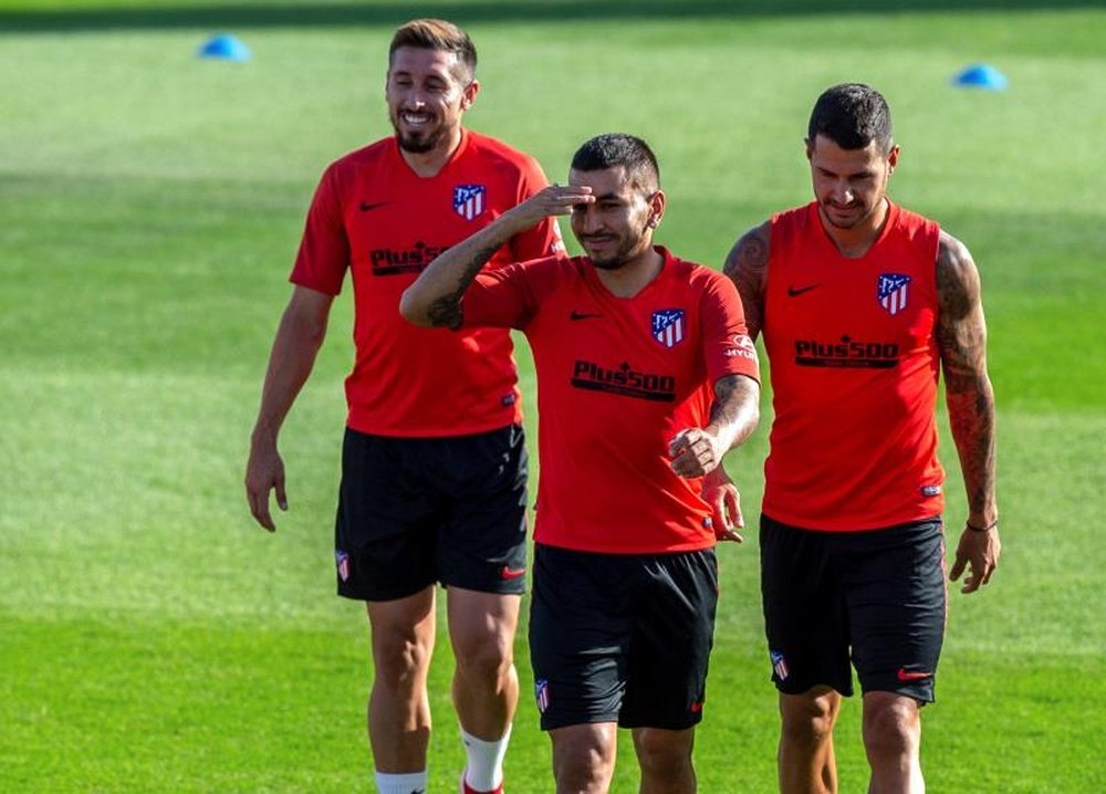 Simeone, en cuadro: ensayó con Vitolo y Correa de delanteros. EFE / Rodrigo Jimenez/Archivo