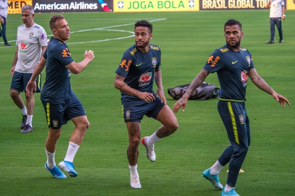 Neymar is not his usual self in Brazil's training sessions. EFE