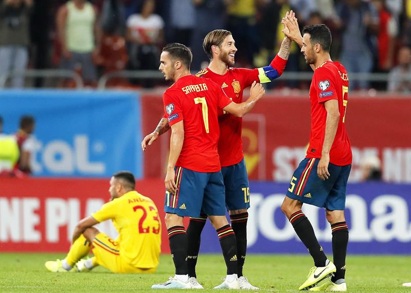 Ramos felicita a Sarabia y Busquets tras marcar un gol. EFE