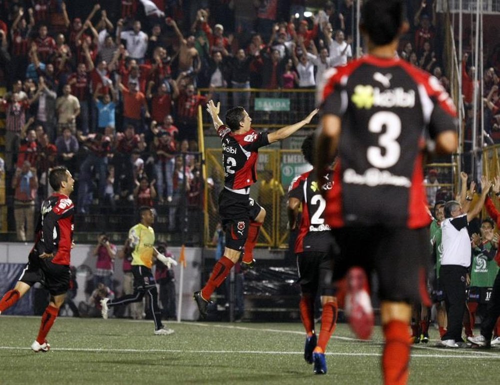 Alajuelense pone más tierra de por medio con Herediano. EFE/Jeffrey Arguedas/Archivo