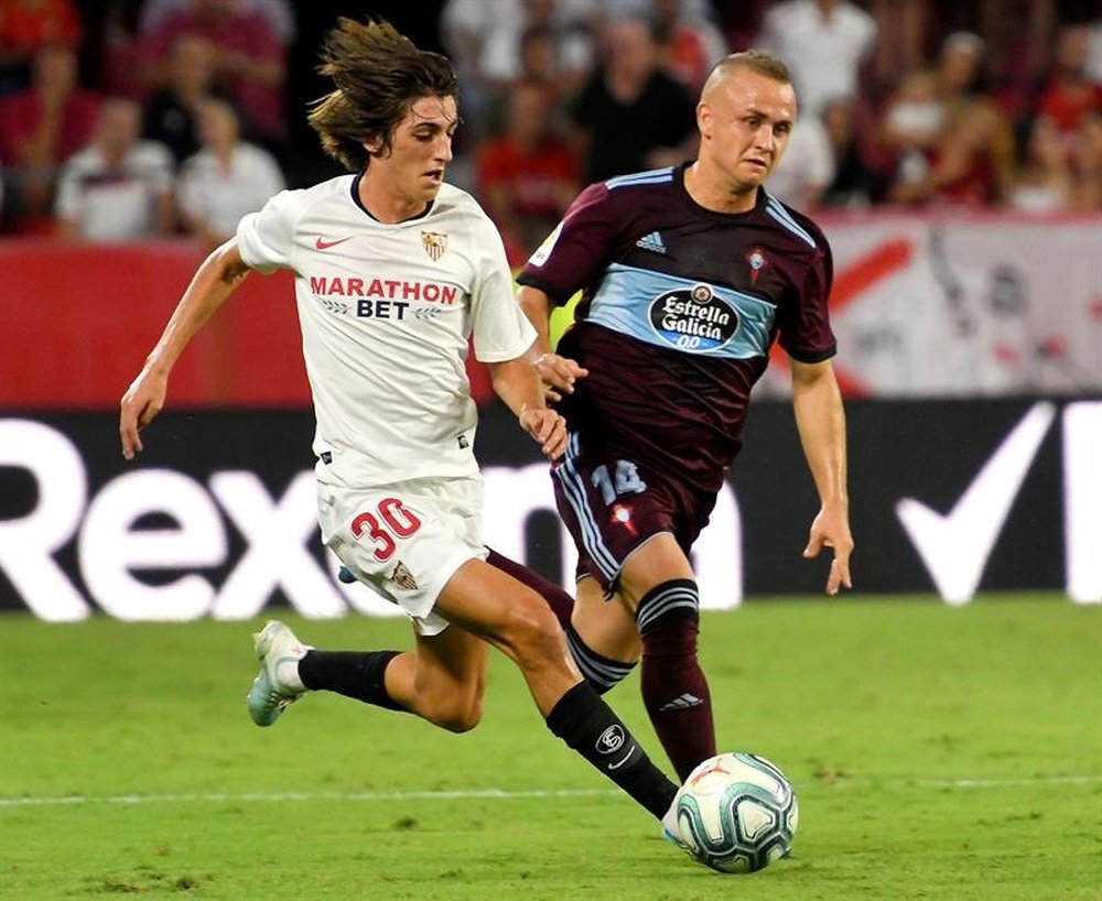 Stanislav Lobotka (R) is very close to signing for Napoli. EFE/Archivo