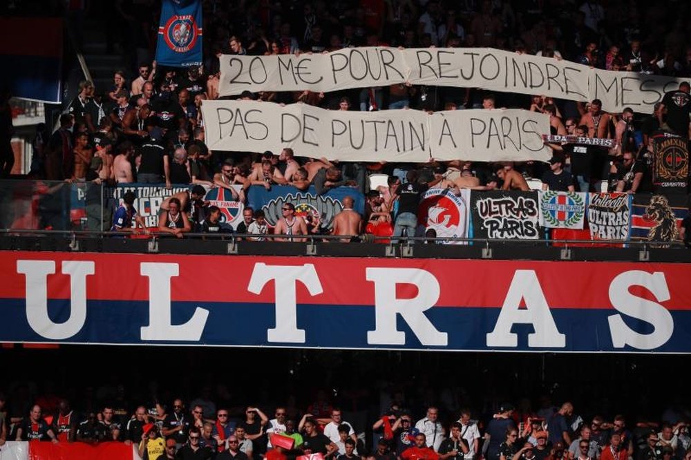 Pancartas hirientes en el Parque de los Príncipes contra Neymar. EFE/EPA