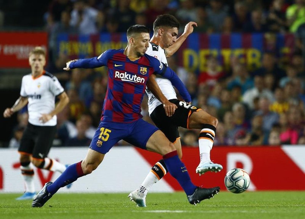 Mais um cartão amarelo deixará Lenglet fora do clássico. EFE/Enric Fontcuberta