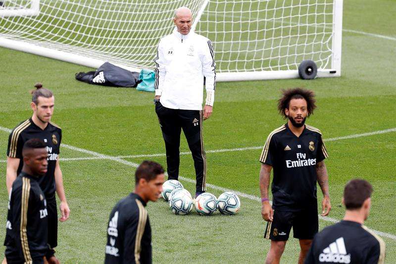 Zidane dirige el entrenamiento del Real Madrid.