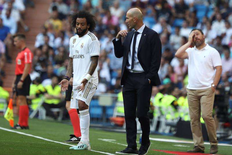 Zidane da instrucciones a Marcelo.