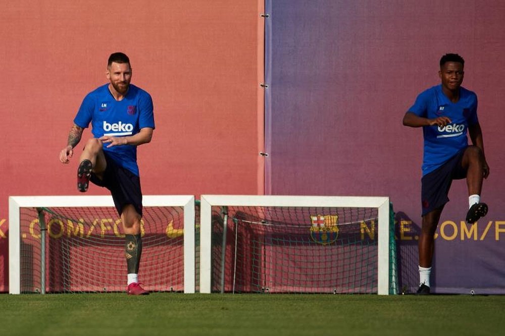 Setién deixa os meninos perto de Messi. EFE/Alejandro Garcia