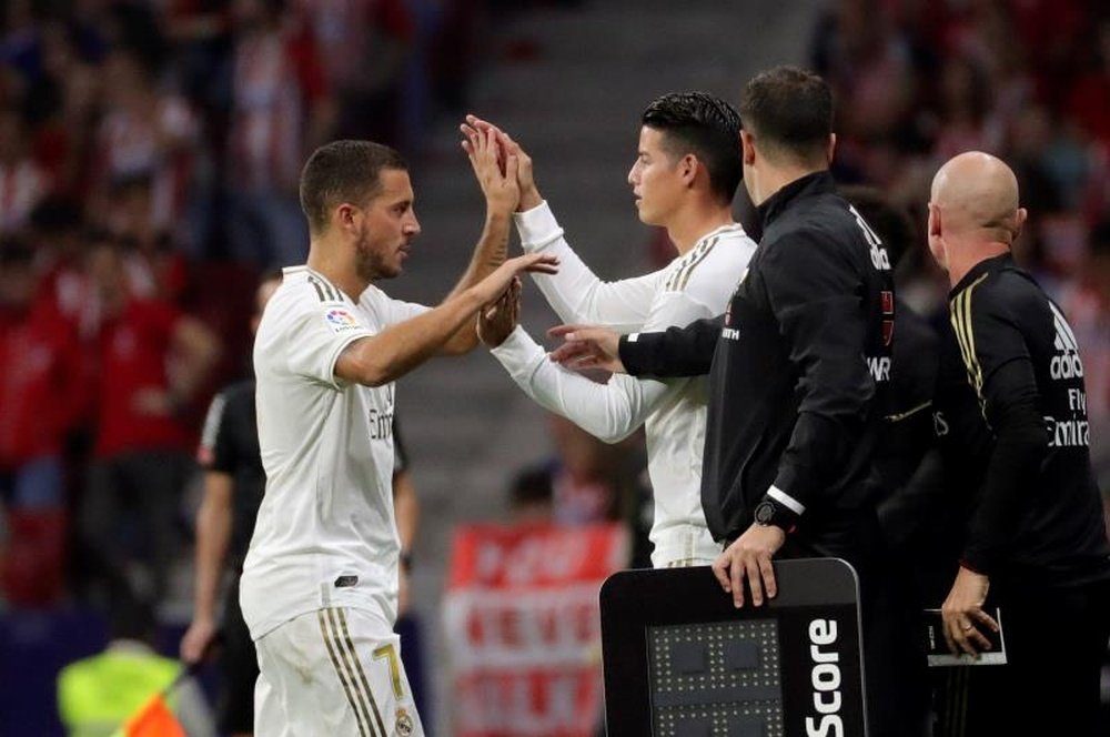 Several clubs have shown interest in signing James Rodriguez (R). EFE